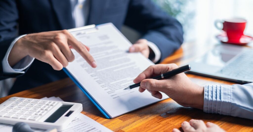 Comisiones ocultas en préstamos (AdobeStock)